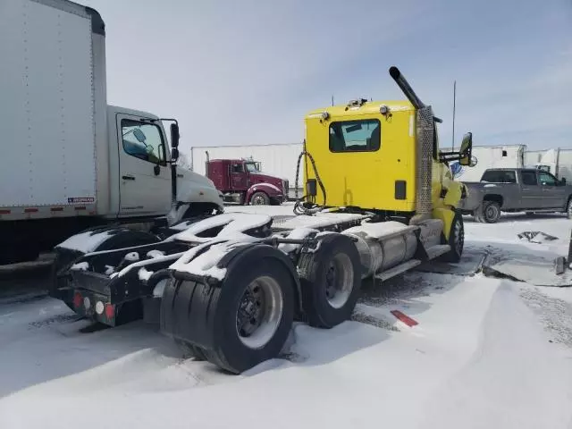 2016 Kenworth Construction T880