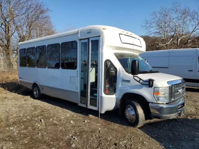 2015 Ford Econoline E450 Super Duty Cutaway Van