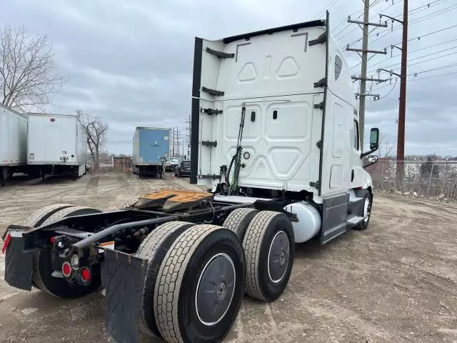 2020 Freightliner Cascadia 126