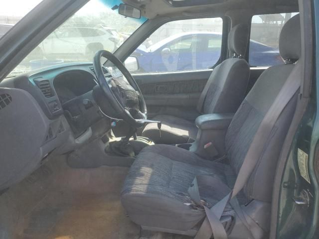 2000 Nissan Frontier Crew Cab XE