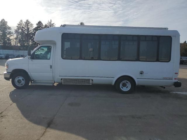 2012 Ford Econoline E450 Super Duty Cutaway Van