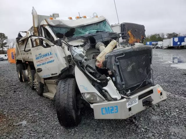 2019 Kenworth Construction T880