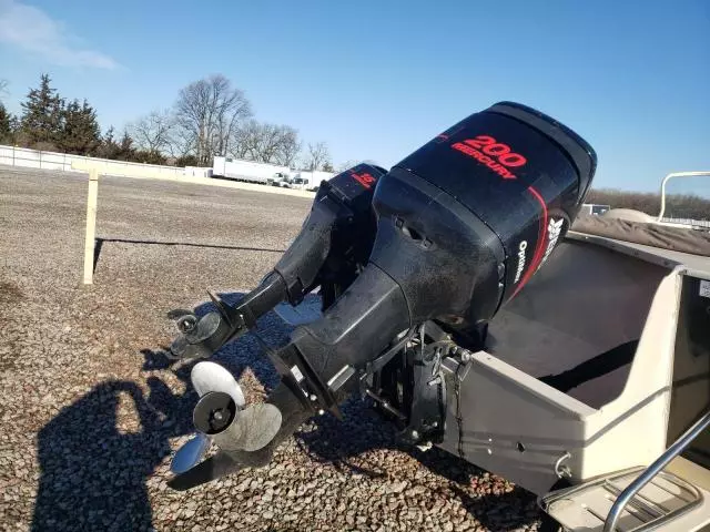 2000 Crestliner Boat