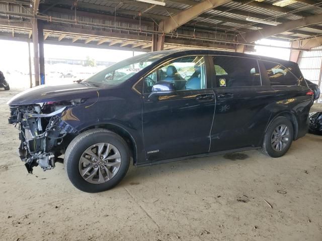 2021 Toyota Sienna LE