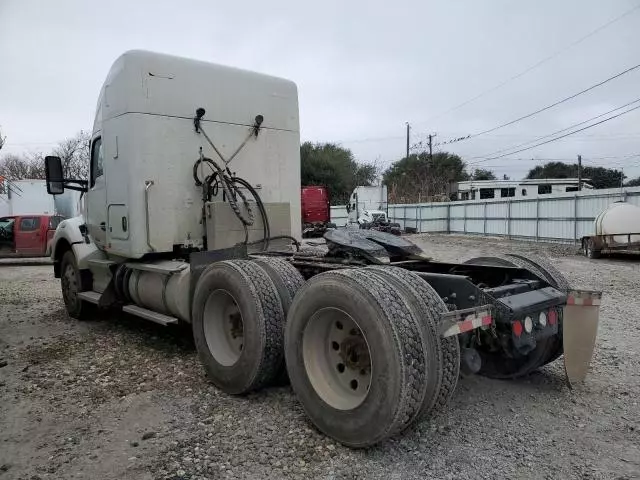 2017 Kenworth Construction T880