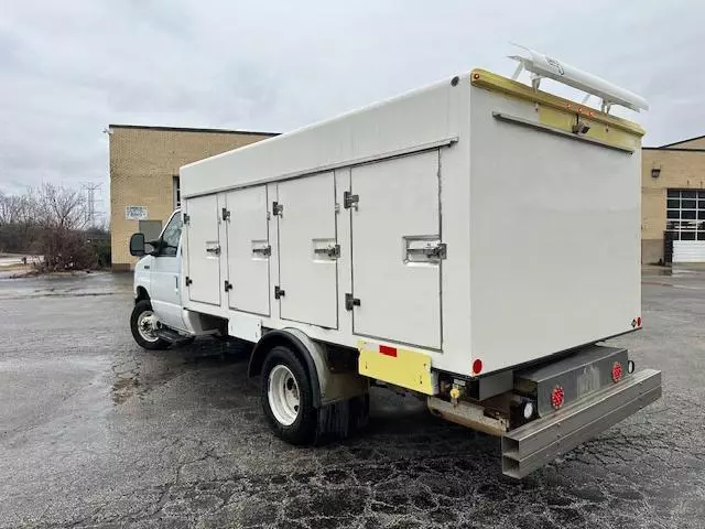 2017 Ford Econoline E450 Super Duty Cutaway Van