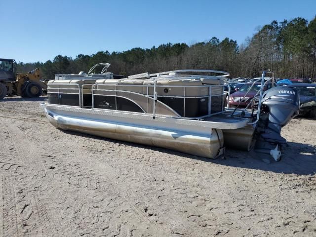 2013 Bennington Marine Boat