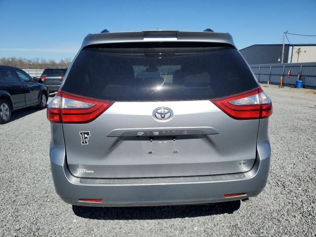 2018 Toyota Sienna LE