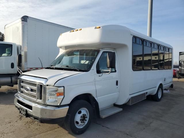 2012 Ford Econoline E450 Super Duty Cutaway Van