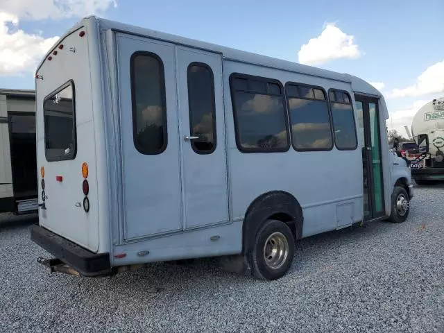 2011 Ford Econoline E450 Super Duty Cutaway Van