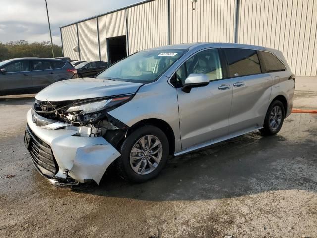 2023 Toyota Sienna LE