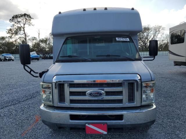 2011 Ford Econoline E450 Super Duty Cutaway Van