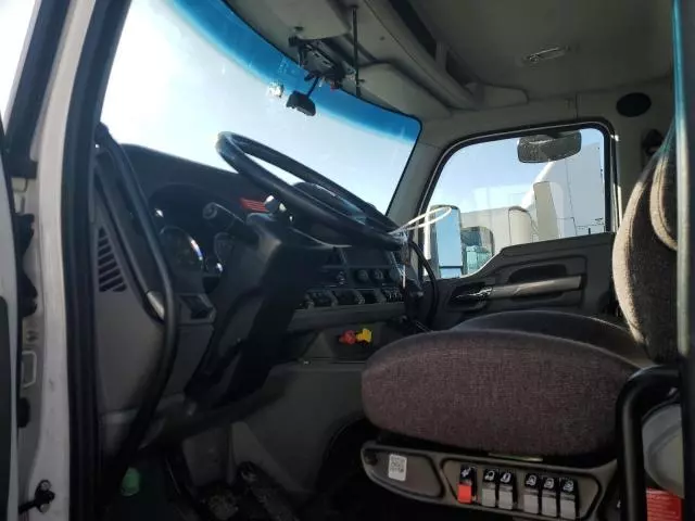 2017 Kenworth Construction T680