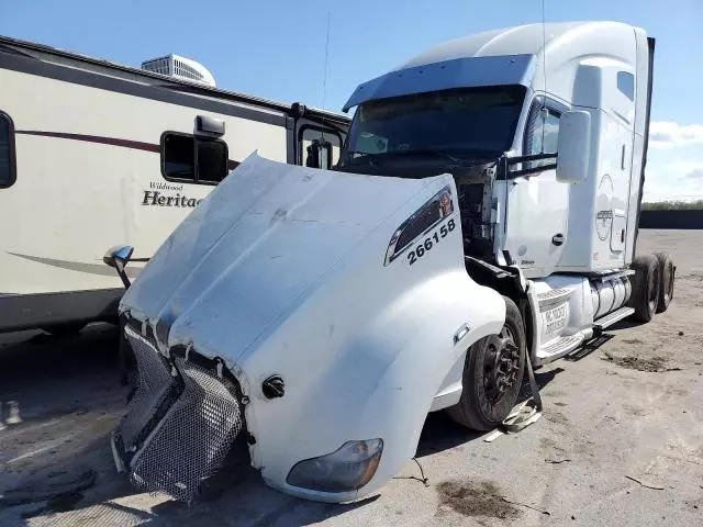 2014 Kenworth T680 Semi Truck