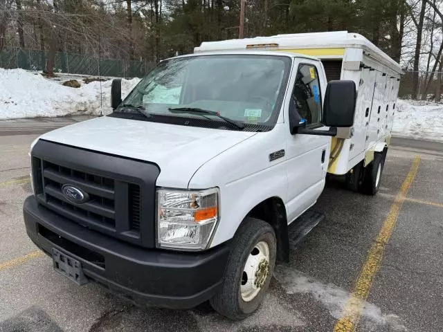 2018 Ford Econoline E450 Super Duty Cutaway Van