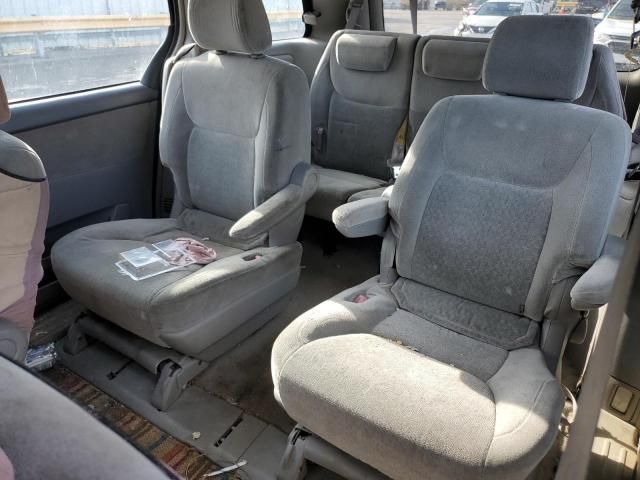 2004 Toyota Sienna CE