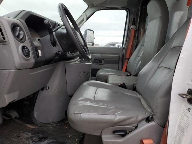 2014 Ford Econoline E350 Super Duty Cutaway Van