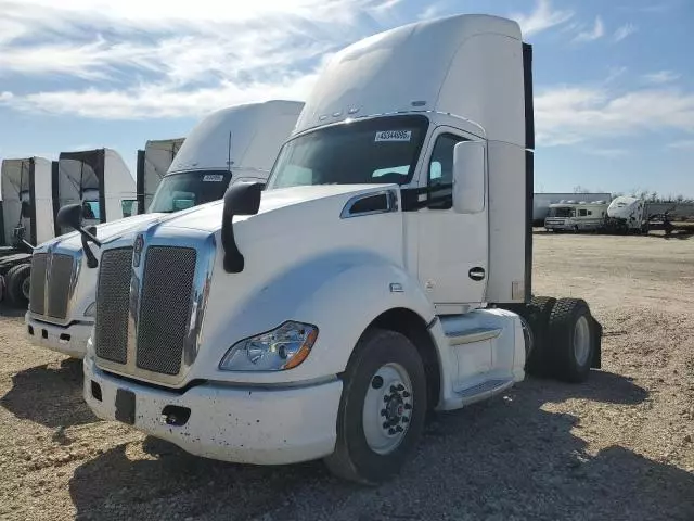 2015 Kenworth Construction T680