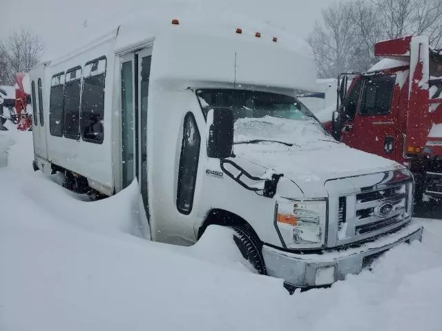 2015 Ford Econoline E450 Super Duty Cutaway Van