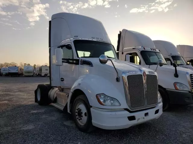 2013 Kenworth Construction T680