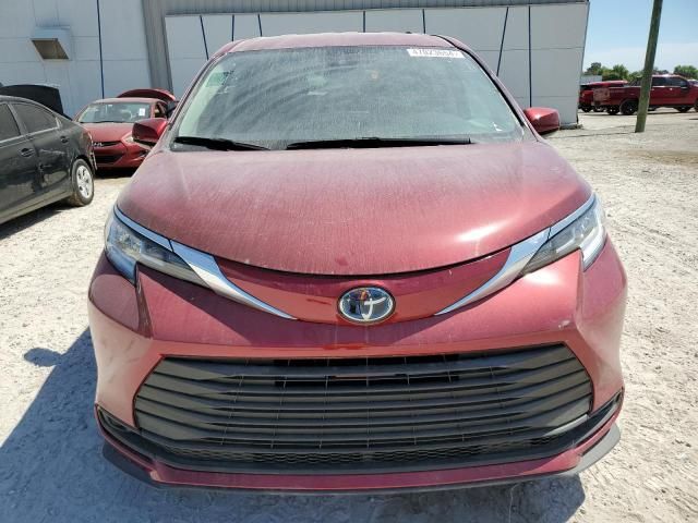 2022 Toyota Sienna LE