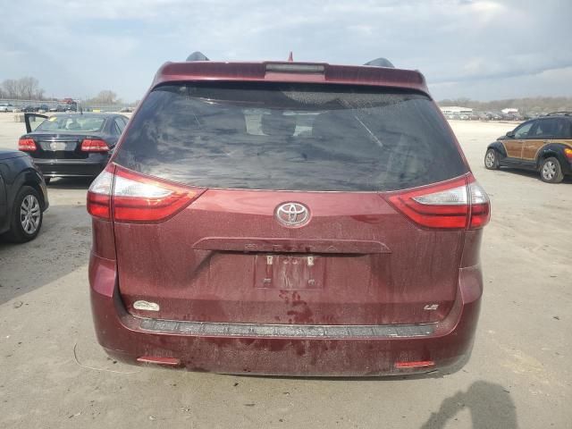 2018 Toyota Sienna LE