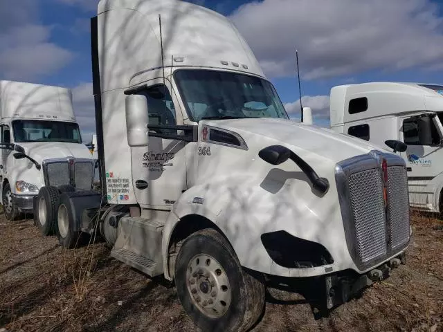 2017 Kenworth Construction T680