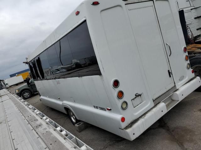 2011 Ford Econoline E450 Super Duty Cutaway Van