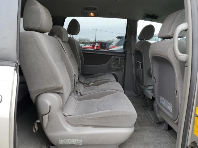 2004 Toyota Sienna CE