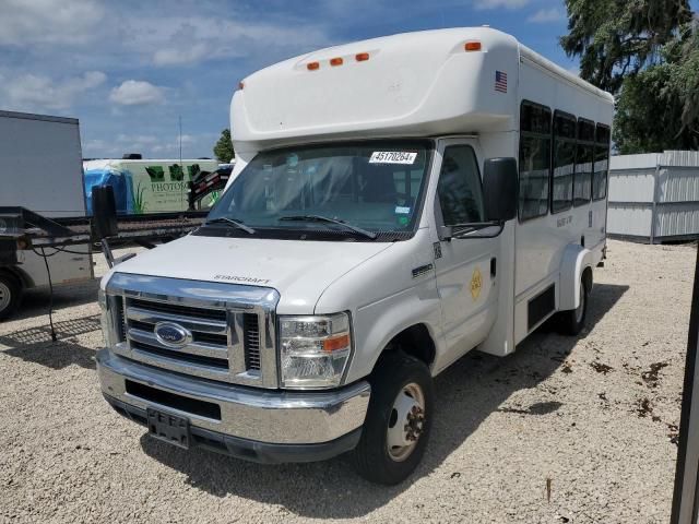 2013 Ford Econoline E350 Super Duty Cutaway Van