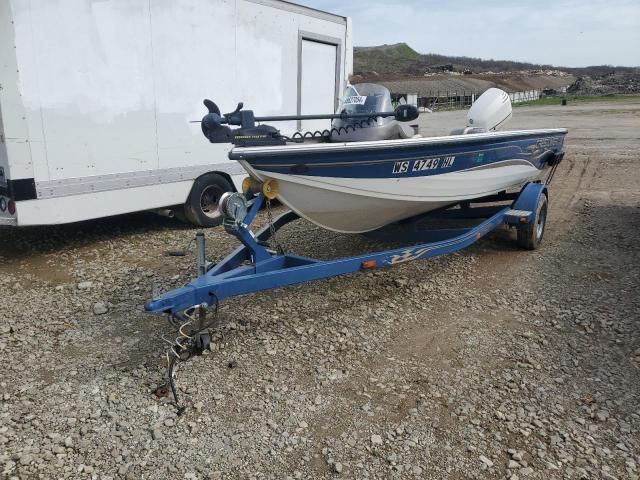 2005 Crestliner Boat