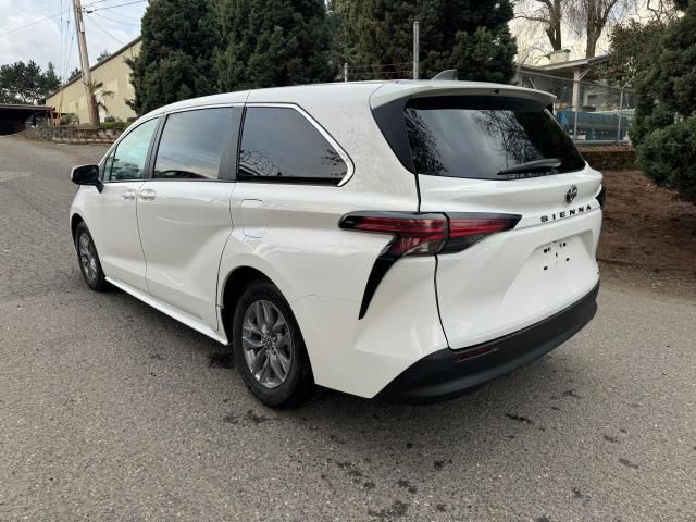 2022 Toyota Sienna LE