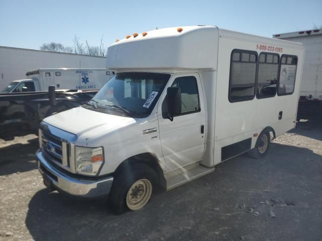 2013 Ford Econoline E350 Super Duty Cutaway Van