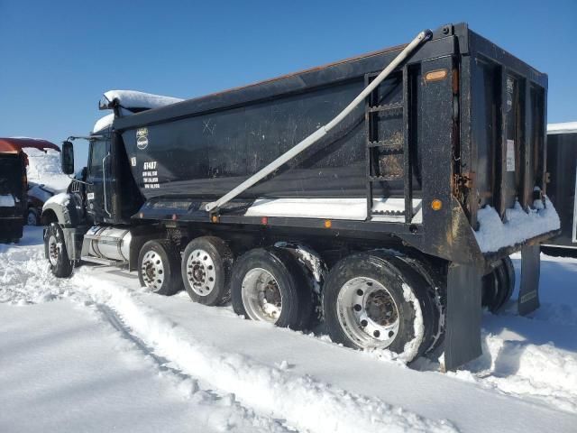 2017 Mack 700 GU700