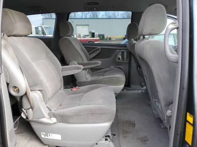 2004 Toyota Sienna LE