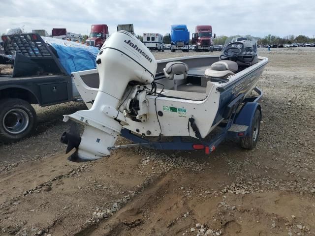 2005 Crestliner Boat