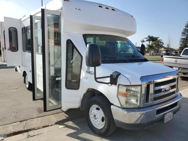 2010 Ford Econoline E450 Super Duty Cutaway Van