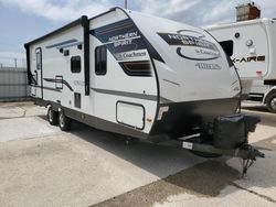 Camiones dañados por inundaciones a la venta en subasta: 2022 Coachmen Spirit