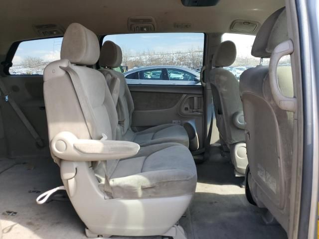 2004 Toyota Sienna LE