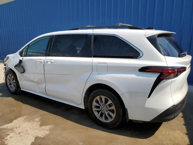 2022 Toyota Sienna LE