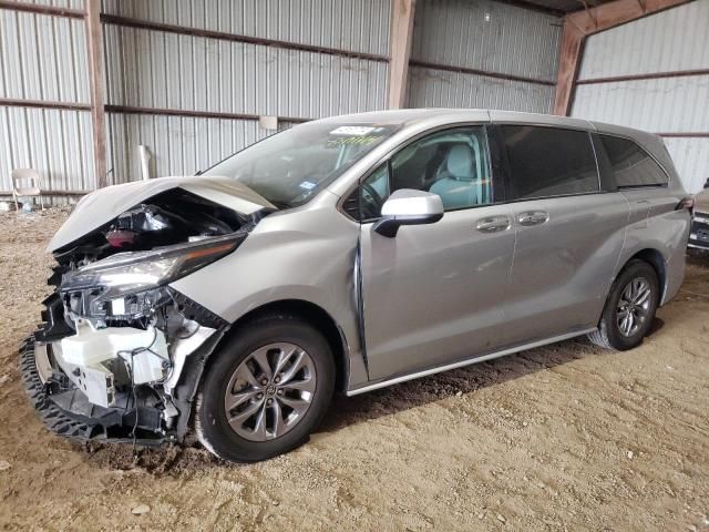 2022 Toyota Sienna LE