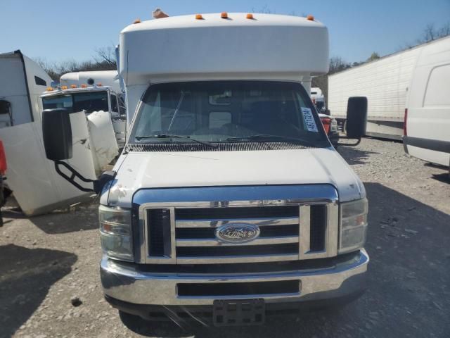 2013 Ford Econoline E350 Super Duty Cutaway Van