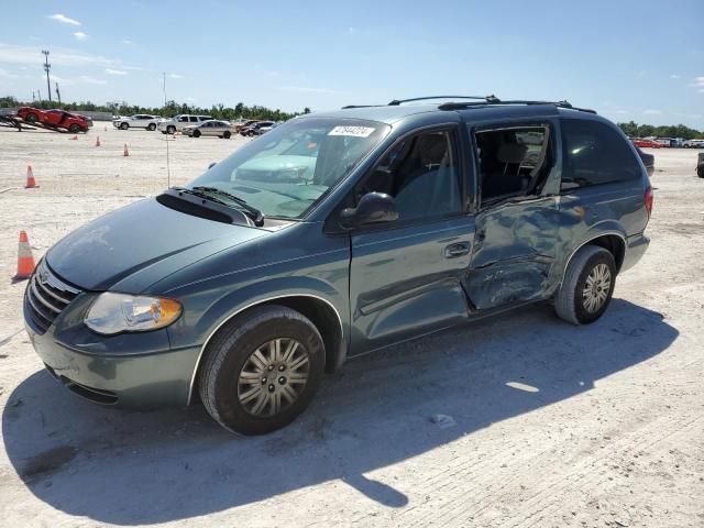 2005 Chrysler Town & Country LX