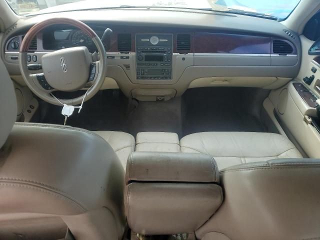 2005 Lincoln Town Car Signature Limited