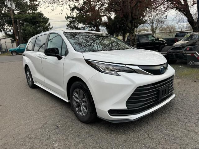 2022 Toyota Sienna LE