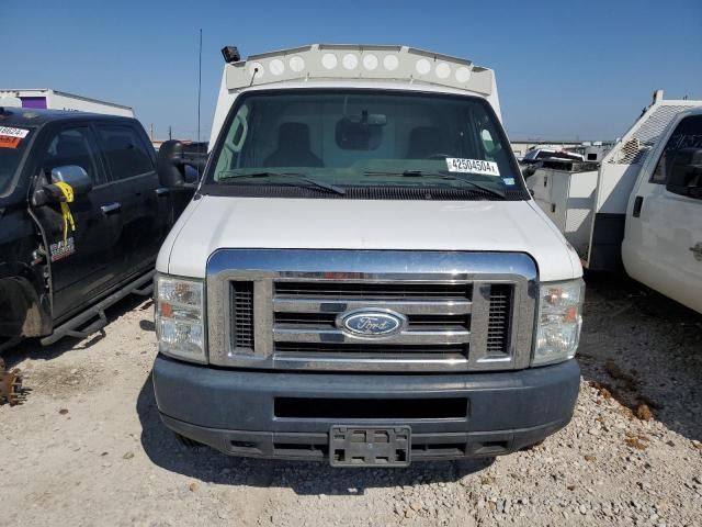 2014 Ford Econoline E350 Super Duty Cutaway Van