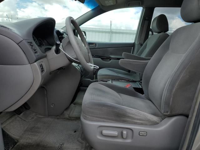 2005 Toyota Sienna LE