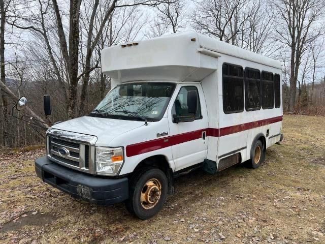 2013 Ford Econoline E350 Super Duty Cutaway Van