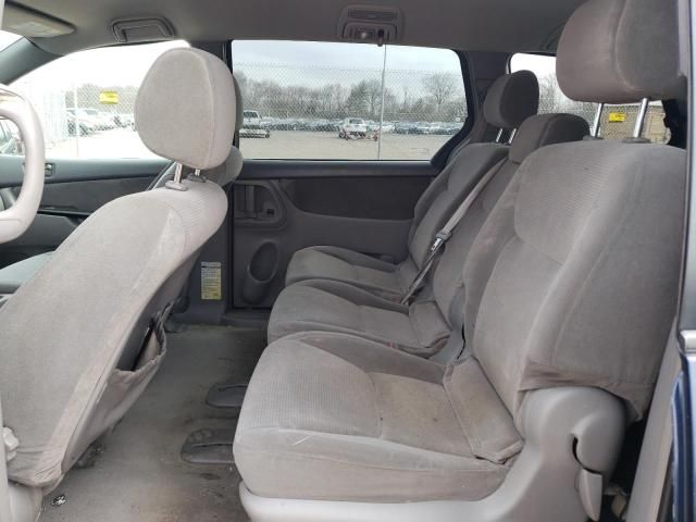 2004 Toyota Sienna CE