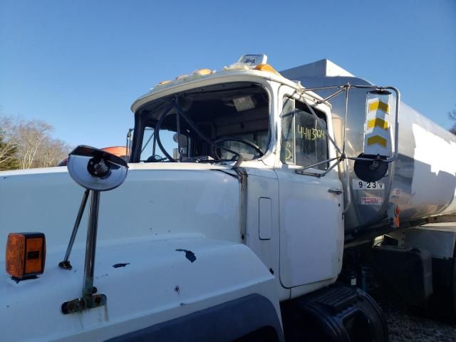 2001 Mack 600 RD600